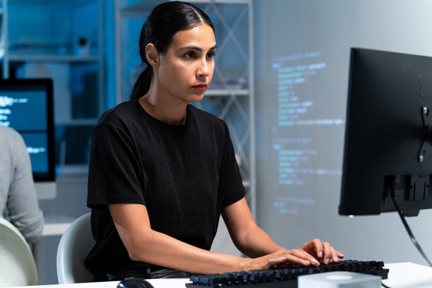 拉丁裔女性工程师在电脑屏幕上编写代码，进行编程，研究网站分析、自动化、云端虚拟解决方案、创新和电子代码开发等技术。图片下载