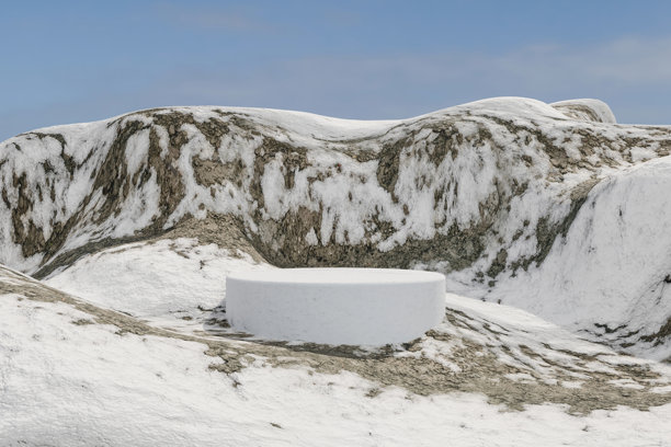 3D渲染的雪景领奖台背景，置于冰雪山脉或俯瞰寒冷冬季的山地景观，用于产品展示、广告、模型等图片下载