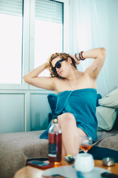 快乐的女子裹着毛巾的素材照片图片下载