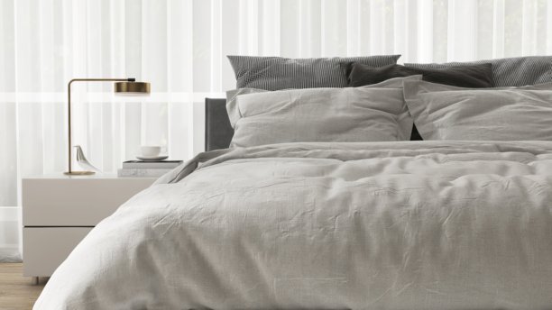 优雅、现代、豪华的卧室，配有黑色床、带台灯的床头柜、阳光下的灰色毯子、白色纱帘、棕色窗帘，用于室内设计装饰，产品背景，3D图片下载