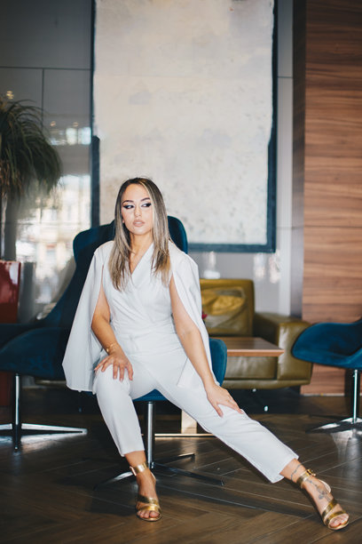 美丽的职业女性坐在椅子上的素材照片图片下载