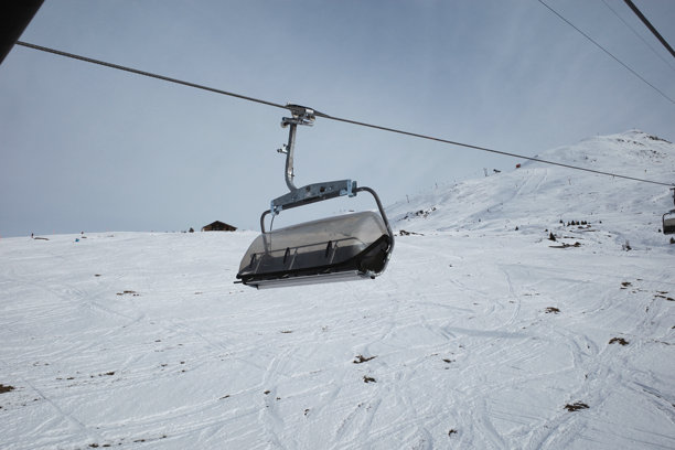 瑞士达沃斯雪景，从缆车上拍摄的照片图片下载