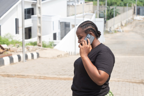 女子专心致志打电话的抓拍照片图片下载