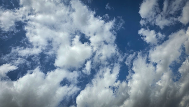 广阔的蓝天白云带来宁静、清晰和自由的感觉，非常适合自然、旅行、户外、健康和励志的素材图片。图片下载