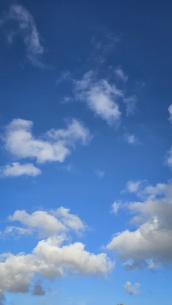 广阔的蓝天飘着柔软的白云，带来平静、清晰和自由的感觉。非常适合自然、旅行、户外、健康和励志类素材图片。图片下载