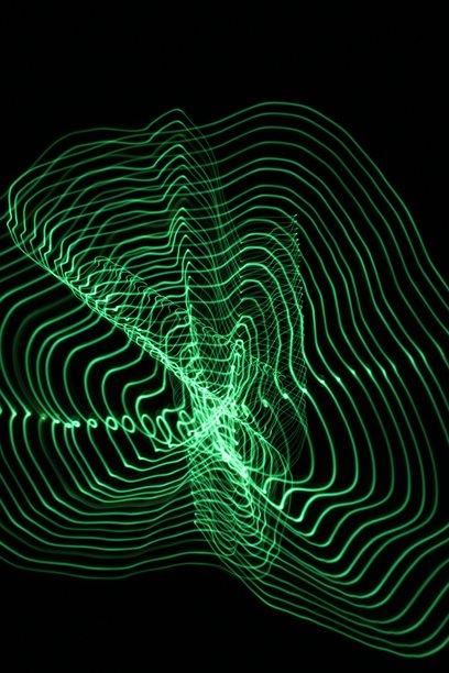 长时间曝光照片。光绘摄影，鲜艳的绿色仙女灯在黑色背景下形成虫洞星空效果。图片下载