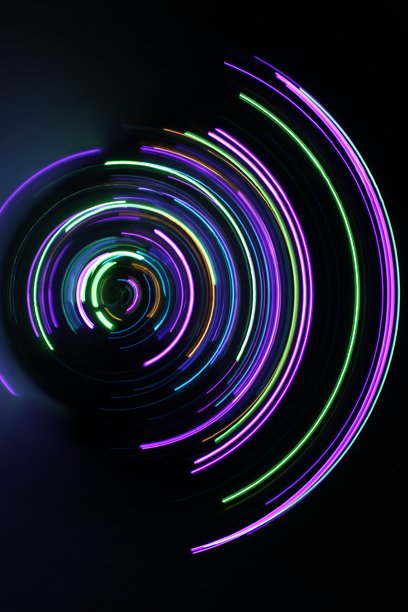 一张长曝光照片。光绘摄影；鲜艳的彩色仙女灯在黑色背景上形成圆形漩涡图案图片下载