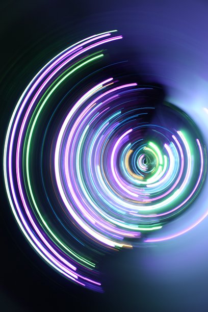 一张长曝光照片。光绘摄影；在黑色背景上，生动的多色仙女灯以圆形漩涡图案呈现图片下载