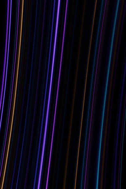 一张长曝光照片。光绘摄影，充满活力的仙女灯以平行线图案呈现在黑色背景上图片下载