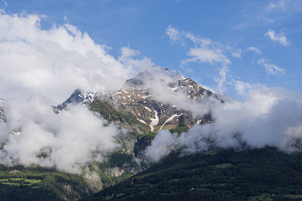 山地景观，有森林覆盖的山坡和岩石嶙峋的山峰图片下载