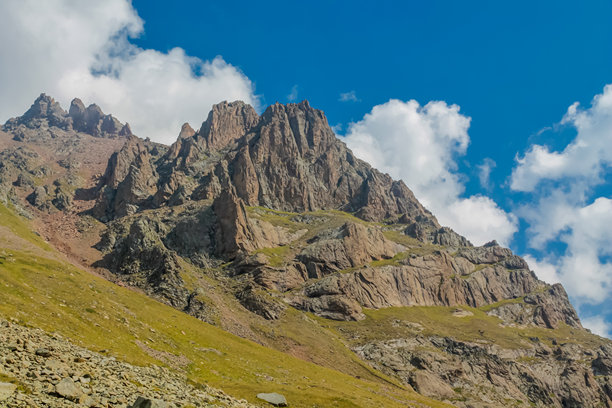哈萨克斯坦图尤克苏山谷山地景观，有雪山峰、岩石斜坡和近阿拉木图的冰川地貌图片下载