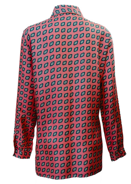 女性复古印花粉色真丝衬衫的背面，白色背景上孤立图片下载