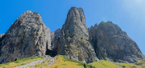 哈萨克斯坦图尤克苏河谷山地风光，有积雪覆盖的山峰、岩石坡地和阿拉木图附近的冰川地貌图片下载