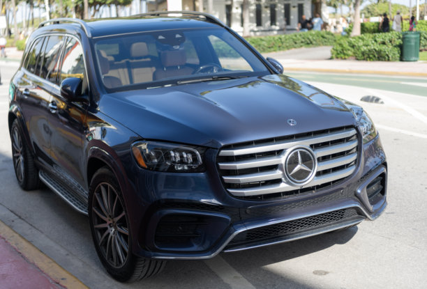 2025款梅赛德斯-奔驰GLS SUV黑色汽车。豪华跨界车梅赛德斯-奔驰GLS车型。黑色梅赛德斯-奔驰汽车停在户外。梅赛德斯-奔驰GLS，角落视角。图片下载