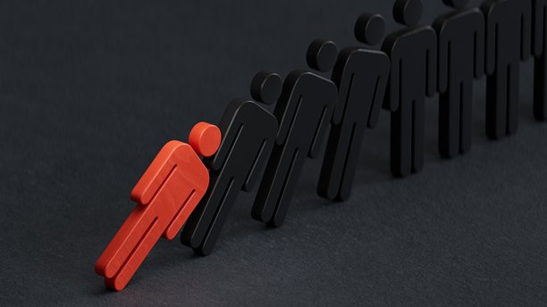 3D渲染的男人队列插画，有人站立有人跌倒，跌倒的推挤着站立的。传达负面影响、疾病与健康的概念。黑色背景。图片下载