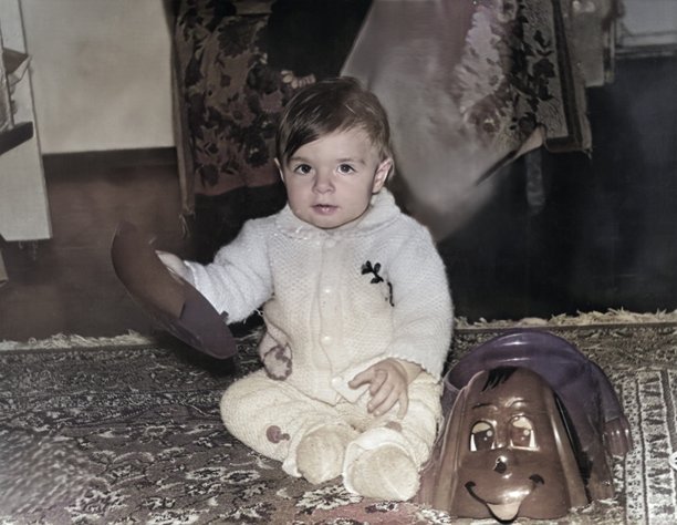 小女孩抱着玩具的复古肖像照。摄于1995年的老照片。图片下载