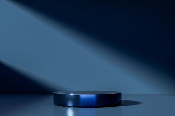 极简背景上的深色奢华讲台，带有光泽反射和戏剧性的影棚灯光，非常适合高端产品展示、品牌推广和现代设计，3D渲染图片下载