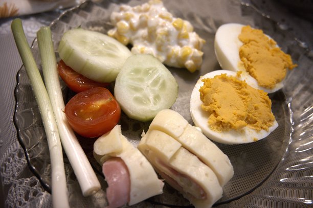 自制冷早餐精选，含鸡蛋和芝士卷图片下载