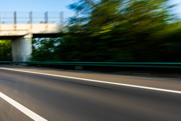 从桥上俯瞰的城市景观，远眺中央商务区天际线，拥有宽阔的复制空间，适合汽车广告背景、现代城市风光，可用于商业推广、交通品牌、户外广告设计和简约布局图片下载