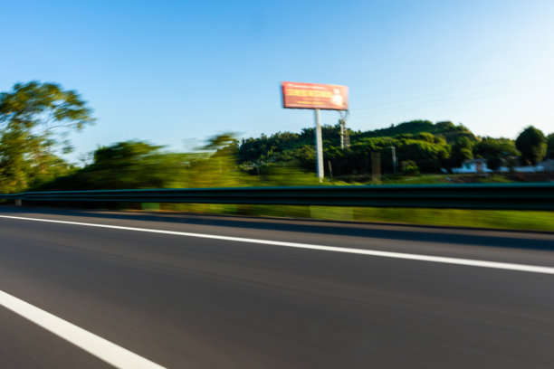 从桥上地面视角拍摄的城市景观，远眺中央商务区天际线，宽阔的复制空间适合汽车广告背景，现代都市风光，适用于商业推广、交通品牌、户外广告设计和简约布局图片下载