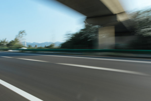 从桥上桥下视角拍摄的城市景观，远眺中央商务区天际线，宽阔的复制空间适合汽车广告背景，现代城市风光，适用于商业推广、交通品牌、户外广告设计和极简布局图片下载