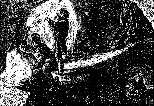 矿工在狭窄矿道中劳作，使用鹤嘴锄和铁锹，在灯笼昏暗的光线下，墙壁两侧有木质支架支撑，1895年复古插画。图片下载