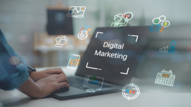 营销人员在办公室使用笔记本电脑，屏幕上显示着数字营销全息界面，包含SEO、社交媒体和广告图标，体现了在线业务战略和增长的概念。图片下载
