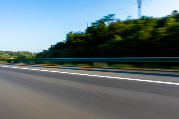 从桥上地面视角拍摄的城市景观，远眺中央商务区天际线，宽阔的复制空间适合汽车广告背景，现代都市风光，适用于商业推广、交通品牌、户外广告设计和极简布局图片下载
