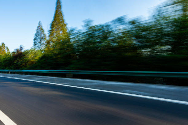 从桥上地面视角拍摄的城市景观，远眺中央商务区天际线，宽阔的复制空间适合汽车广告背景，现代城市风光适用于商业推广、交通品牌、户外广告设计和极简布局图片下载