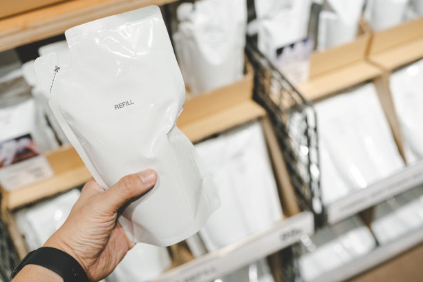 手持补充装在一个零浪费零售店。减少塑料垃圾，选择可持续生活方式。有环保意识的品牌推广，零浪费，以及可持续消费品的营销。图片下载