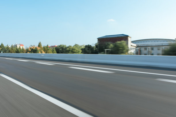 城市景观地面视角，背景为远处的中央商务区天际线，干净的复制空间，适合汽车广告设计、现代城市风光、商业推广、交通品牌、户外营销视觉和极简广告图片下载