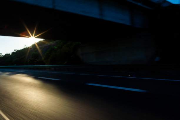 桥下视角拍摄的城市景观，远眺中央商务区天际线，宽阔的复制空间适合汽车广告背景，现代城市风光适用于商业推广、交通品牌、户外广告设计和简约布局图片下载