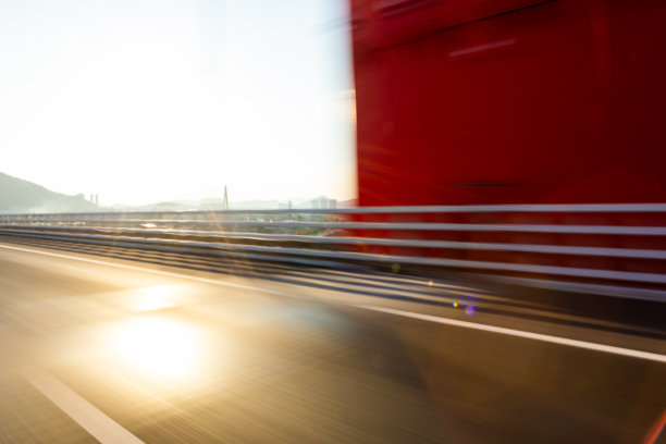 从桥上桥下视角拍摄的城市景观，远眺中央商务区天际线，宽阔的复制空间适合汽车广告背景，现代城市风光，适用于商业推广、交通品牌、户外广告设计和极简布局图片下载