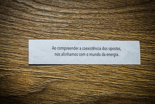 一张小小的白色纸条的特写照片，上面写着一个幸运签语饼的纸条信息图片下载