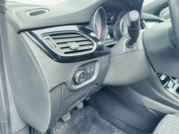 现代汽车的仪表板内饰，配有为城市驾驶舒适性和便利性设计的控制按钮和空调出风口图片下载