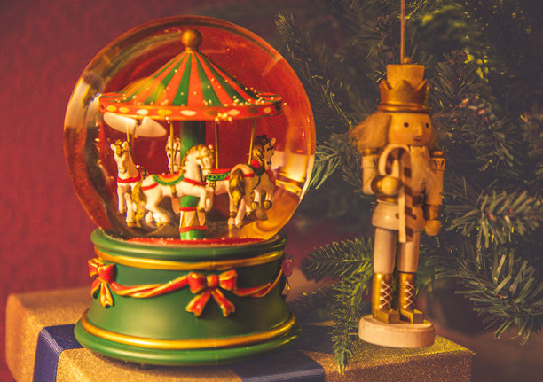 复古旋转木马雪花球与胡桃夹子士兵圣诞树装饰品图片下载