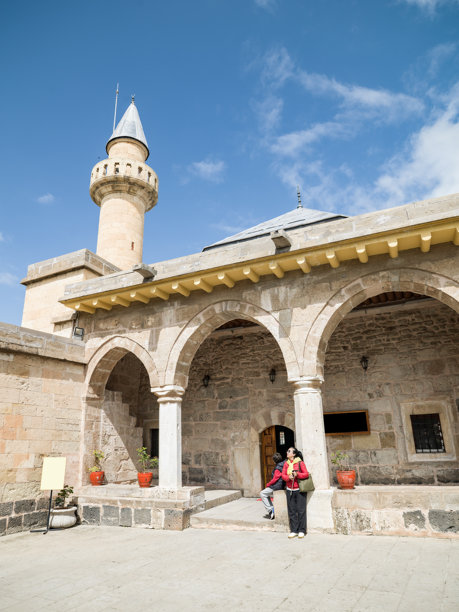 土耳其内夫谢希尔省旅行期间，母亲、儿子和女儿参观清真寺的照片图片下载