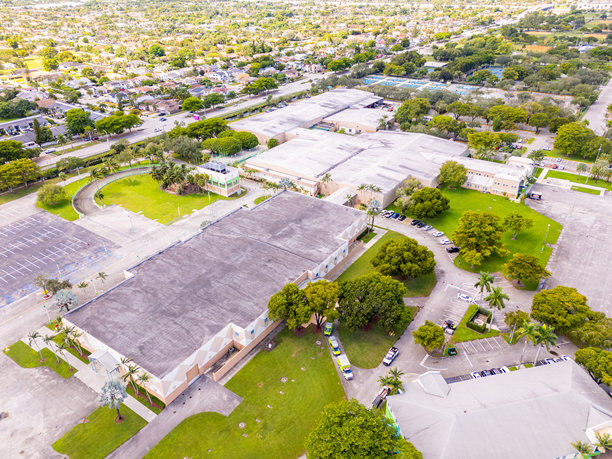 佛罗里达国际大学校园旁迈阿密-戴德青年博览会场地的航拍照片图片下载