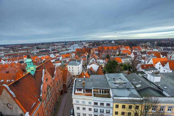 吕贝克，石勒苏益格-荷尔斯泰因州，德国历史中世纪部分的のでパノラマビュー。照片中有陶瓦屋顶、特拉夫河以及城市北部的港口。图片下载