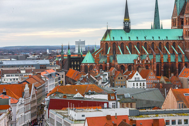 从空中俯瞰，右侧是圣玛丽教堂，背景是吕贝克大教堂的尖塔。这张照片是德国石勒苏益格-荷尔斯泰因州吕贝克历史悠久的中世纪部分的冬季景观。图片下载