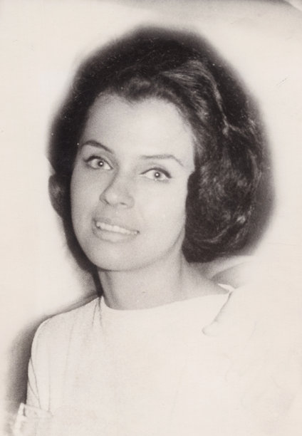 黑白照片，摄于 20 世纪 60 年代：一位优雅的女士微笑着看向镜头图片下载