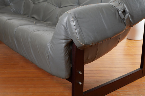 复古皮革与红木沙发图片下载