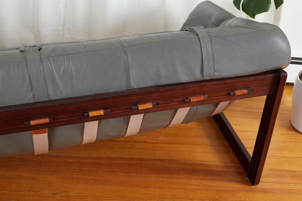 复古皮革和玫瑰木沙发图片下载