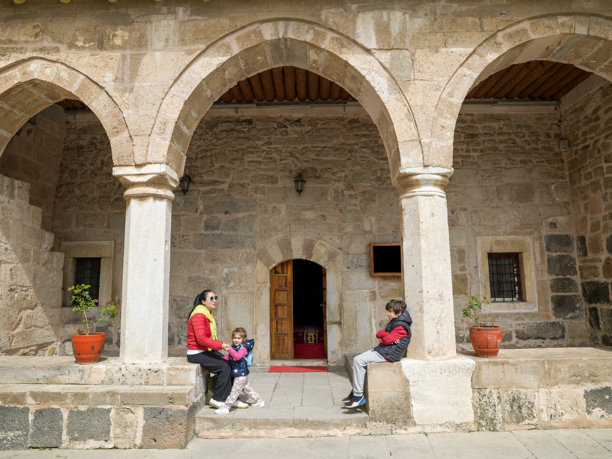 土耳其内夫谢希尔省旅行期间，母亲、儿子和女儿参观清真寺的照片图片下载