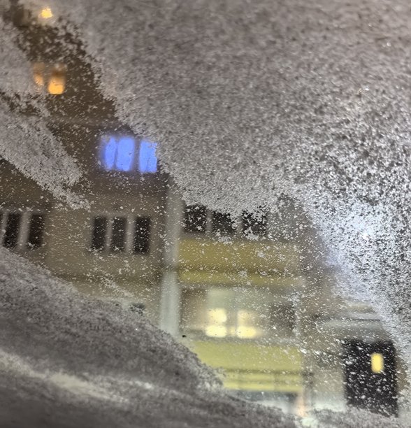 透过覆盖着雪的窗户看到的景色，窗户上的雪，冬天的城市，冬季城市景观，窗户上的霜，城市里的冬天，覆盖着雪的街道的美丽照片图片下载