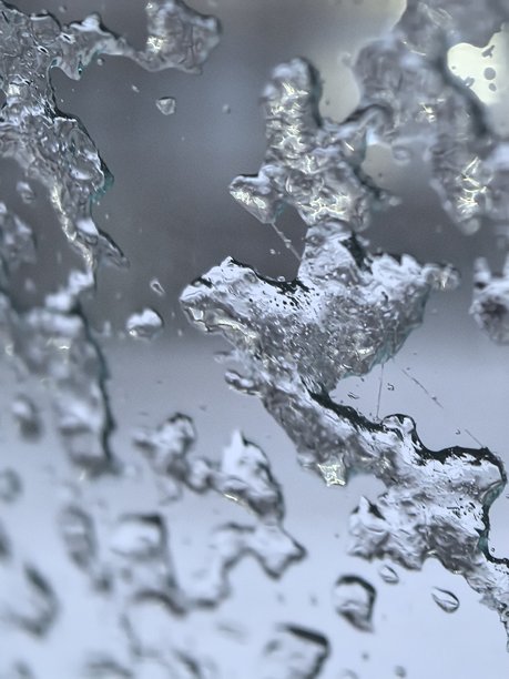 透过雪覆盖的窗户看到的景象，窗户上的雪，冬天的城市，冬季城市景观，窗户上的霜，城市里的冬天，雪景街道的美丽照片图片下载