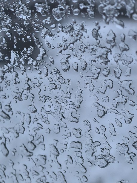 透过覆盖着雪的窗户看到的景象，窗户上的雪，冬天的城市，冬日城市景观，窗户上的霜，城市里的冬天，雪覆盖街道的美丽照片图片下载