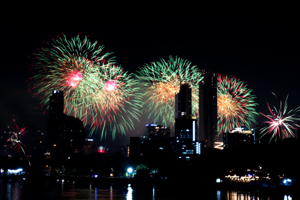 黑色背景的烟花素材图片下载