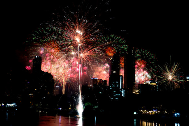 黑色背景上的烟花素材图图片下载