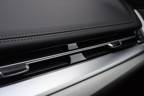 仪表盘上的空调出风口和安全气囊标志图片下载